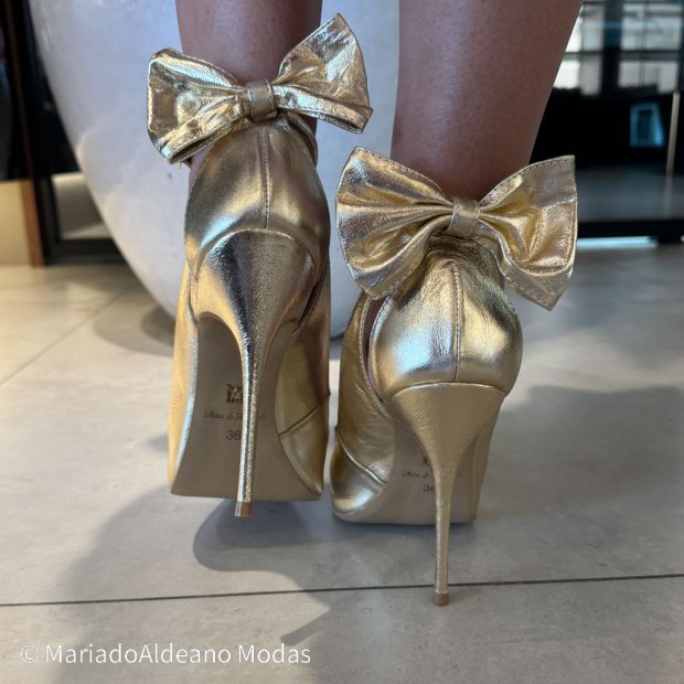 Scarpin Stiletto Antonella Dourado Couro Scarpin Stiletto Antonella Dourado Couro