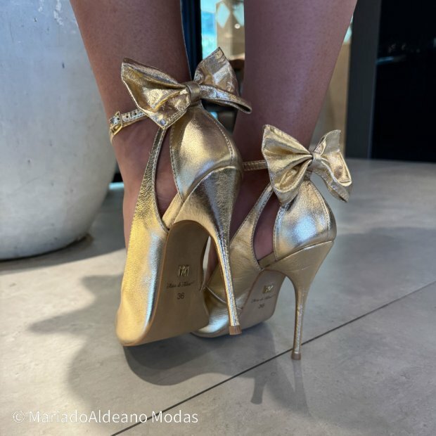 Scarpin Stiletto Antonella Dourado Couro