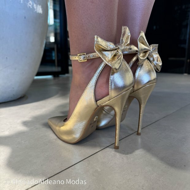 Scarpin Stiletto Antonella Dourado Couro