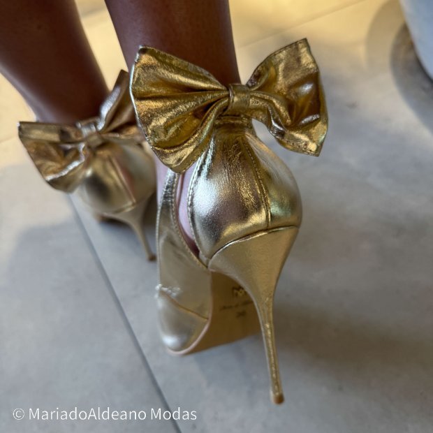 Scarpin Stiletto Antonella Dourado Couro