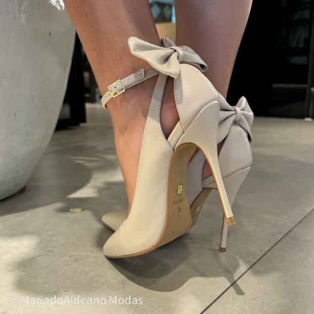 Scarpin Stiletto Antonella Off White Couro