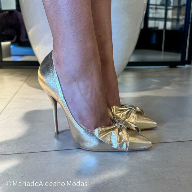 Scarpin Stiletto Beatrice Dourado Couro