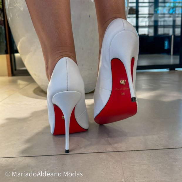Scarpin Stiletto Marie Branco Couro Sola Vermelha Scarpin Stiletto Marie Branco Couro Sola Vermelha